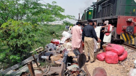 4 osobe poginule a 100 povrijeđeno u sudaru dva voza u Pakistanu