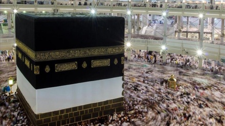 La sainte Kaaba se pare de son nouveau revêtement