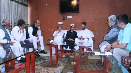 মাওলানা হাসান নাদভি ও কালবে সাদিকের কাছে দোয়া চাইলেন রাহুল গান্ধী 