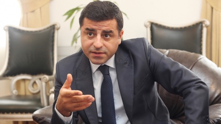 Demirtaş Cumhuriyet gazetesine operasyona tepki gösterdi 