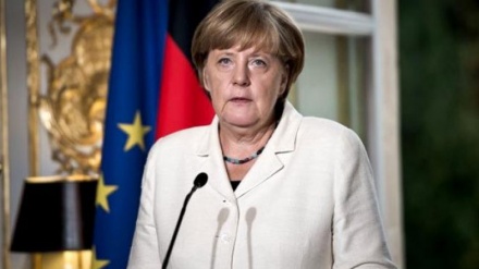 מרקל: נשקול הטלת סנקציות על רוסיה