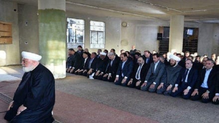 Pese a amenazas, Al-Asad acude al rezo de Eid al-Fitr en Hama