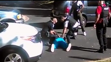 アメリカ警察、黒人射殺映像を公開