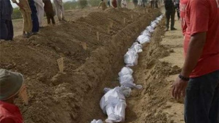 Foto: Arabia Saudita, 2015: vittime di tragedia di Mina sepolte in fossi comuni