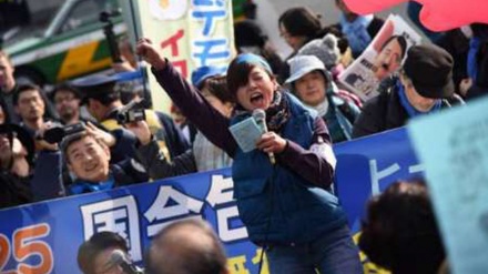 日本で安保関連法に反対するデモ