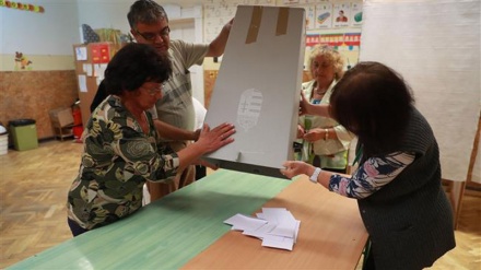 Majority of Hungarians refuse to vote in referendum against refugees
