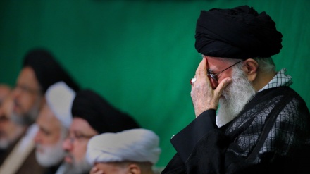 A cerimonia de lamentação  de Martirio do Imam Hossein (A.S) com presença do líder supremo