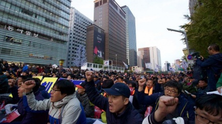 韓国で大統領の辞任を求めるデモ