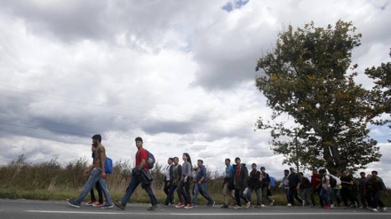 Serbia: sotto la pioggia e al freddo, migranti marciano verso Ue