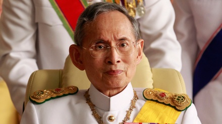 Thai youths face jail for burning late king’s photo