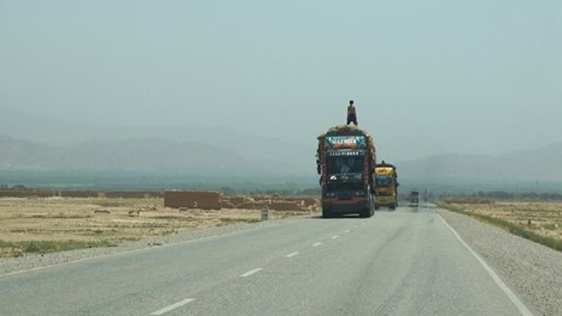 جاده‌های افغانستان در حال خراب شدن است

