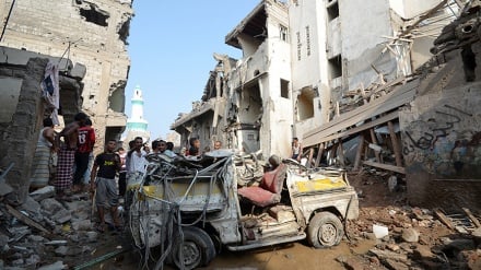 यमन, विभिन्न क्षेत्रों पर सेना की बमबारी जारी