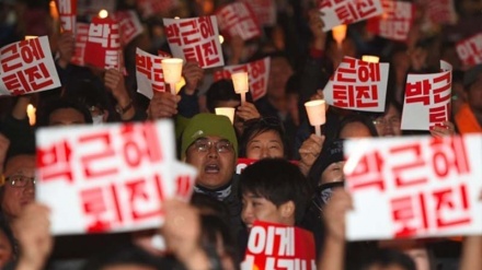 韓国で、大統領の辞任を求めるデモが実施