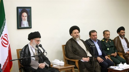 رهبر معظم انقلاب اسلامی: نگاهبانی از یادِ شهیدان یک وظیفه است