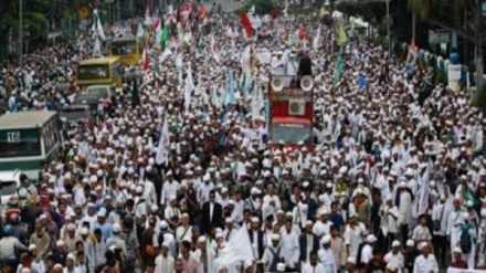 Massive protest urges dismissal of Jakarta governor in Indonesia