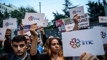 Medya çalışanları televizyon ve radyoların kapatılmasını protesto etti 