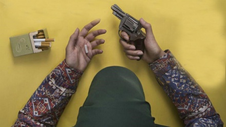 Analiza e filmit Cianur, i dashuruar për të zbuluar identitetin e MEK