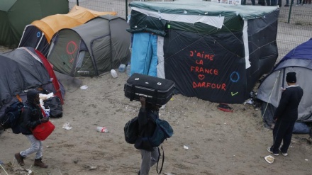 משטרת צרפת החלה בפינוי שני מחנות פליטים