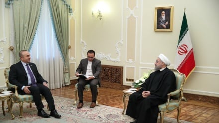 Presidente Rouhani se reúne com o Ministro dos Negócios Estrangeiros da Turquia