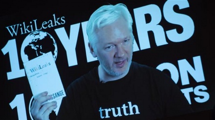 Assange pubblica documento 19 pagine, vittima di trattamento crudele