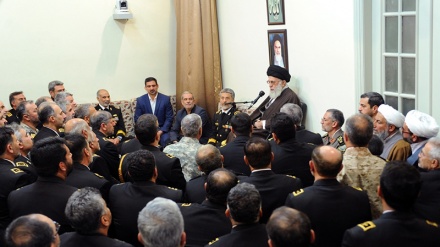 líder supremo recebe vários comandantes e oficiais superiores da Marinha iraniana