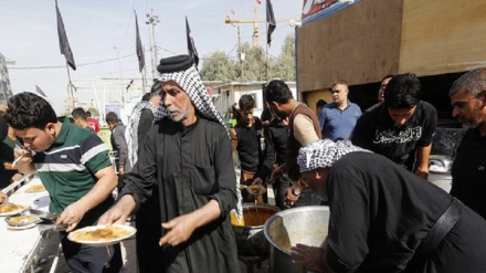 Servir comida a los peregrinos de Arabaín en Irak
