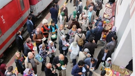 イラン中部イスファハーンに、３大陸からの観光客を乗せた国際観光列車が到着