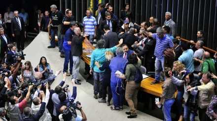 Protestuesit pushtojnë Parlamentin në Brazil