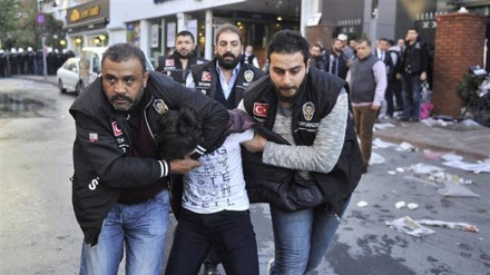 Police arrest two Swedish journalists in southeastern Turkey