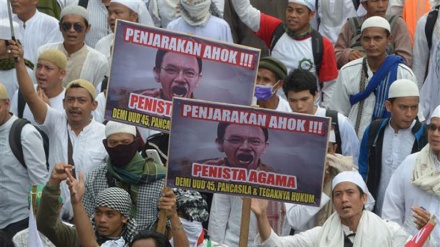 Police names Jakarta governor suspect in blasphemy case