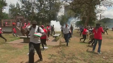 Kenyan police clash with anti-government protesters