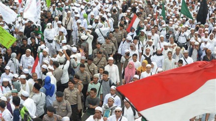 Indonesians take to streets to call for peace before Muslims rally