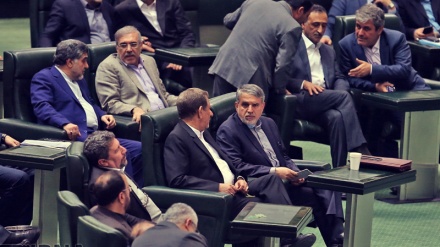 イラン国会、３人の大臣を信任