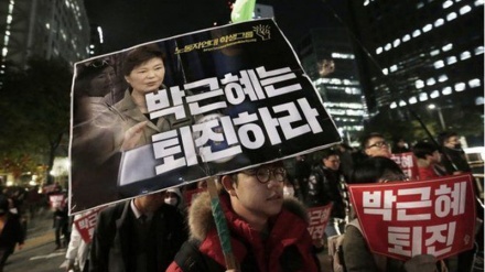 韓国人数万人が、大統領の辞任を要請