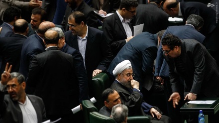 Presidente Rouhani na sessão de voto de confiança do parlamento para os três ministros propostos