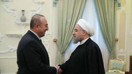 O ministro do Exterior da Turquia se reúne com presidente Rohani