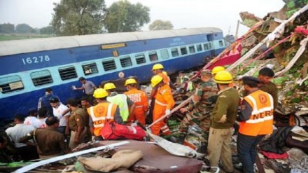 India: treno travolge 50 persone