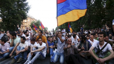 Ermənistanədə bə devləti zid etirazinə mitinq