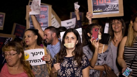 המורים עם פלסטר על הפה