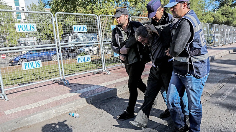 Türkiye'nin bazı yerlerinde göstericiler ile polis arasında  çatışma yaşandı 