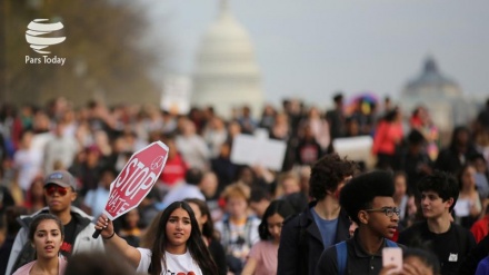  Estudiantes estadounidenses salen de clase para protestar contra presidencia de Trump