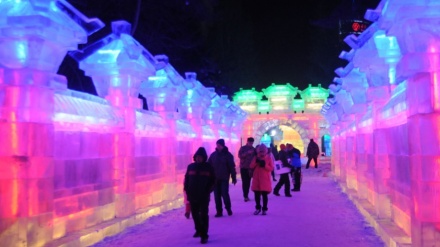 China: Gelo com luzes coloridas cria cenários psicodélicos 