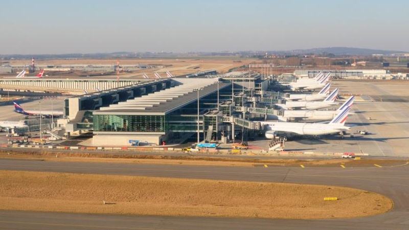 Франция аэропортлари қайта эвакуация қилинди