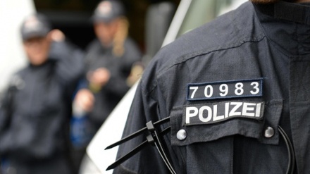 VIdeo: Germania, uomo attacca passanti con un coltello