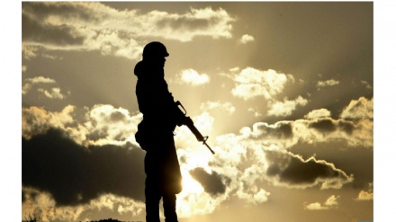 Iran, soldato perde la gamba per salvare un cane