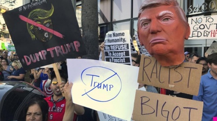 アメリカで、国際移民デーに際し反トランプデモが実施