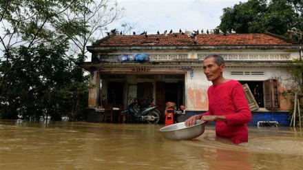 Floods leave 2 dozen dead in central Vietnam