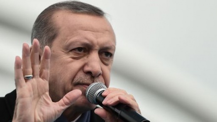 Erdogan accusa l'Occidente: sostiene terroristi, anche Isis