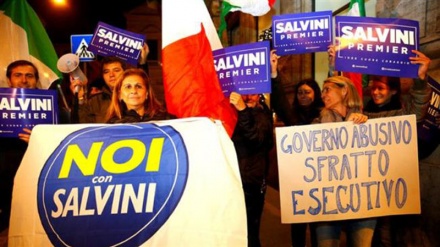 Italian ‘No’ vote supporters celebrate victory in capital