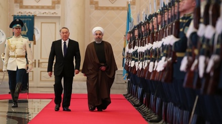 哈萨克斯坦总统正式迎接鲁哈尼